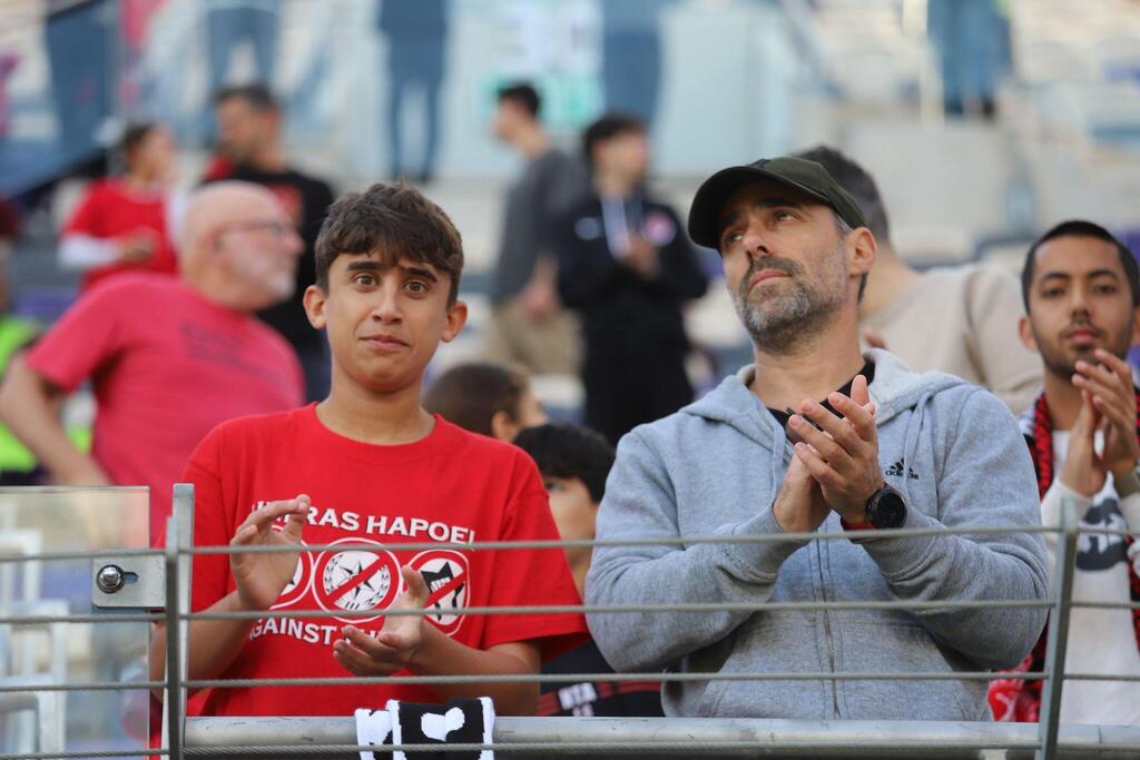 جماهير هبوعيل ترتدي "قميص الاحتجاج" في بلومفيلد