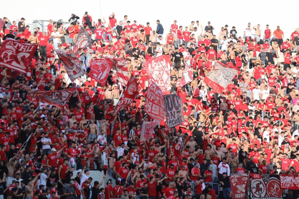 جماهير هبوعيل ترتدي "قميص الاحتجاج" في بلومفيلد