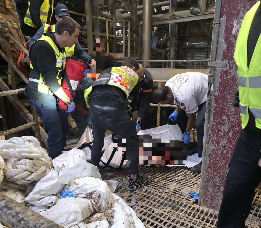 الخضيرة: إنقاذ عامل علق داخل آلة في مصنع