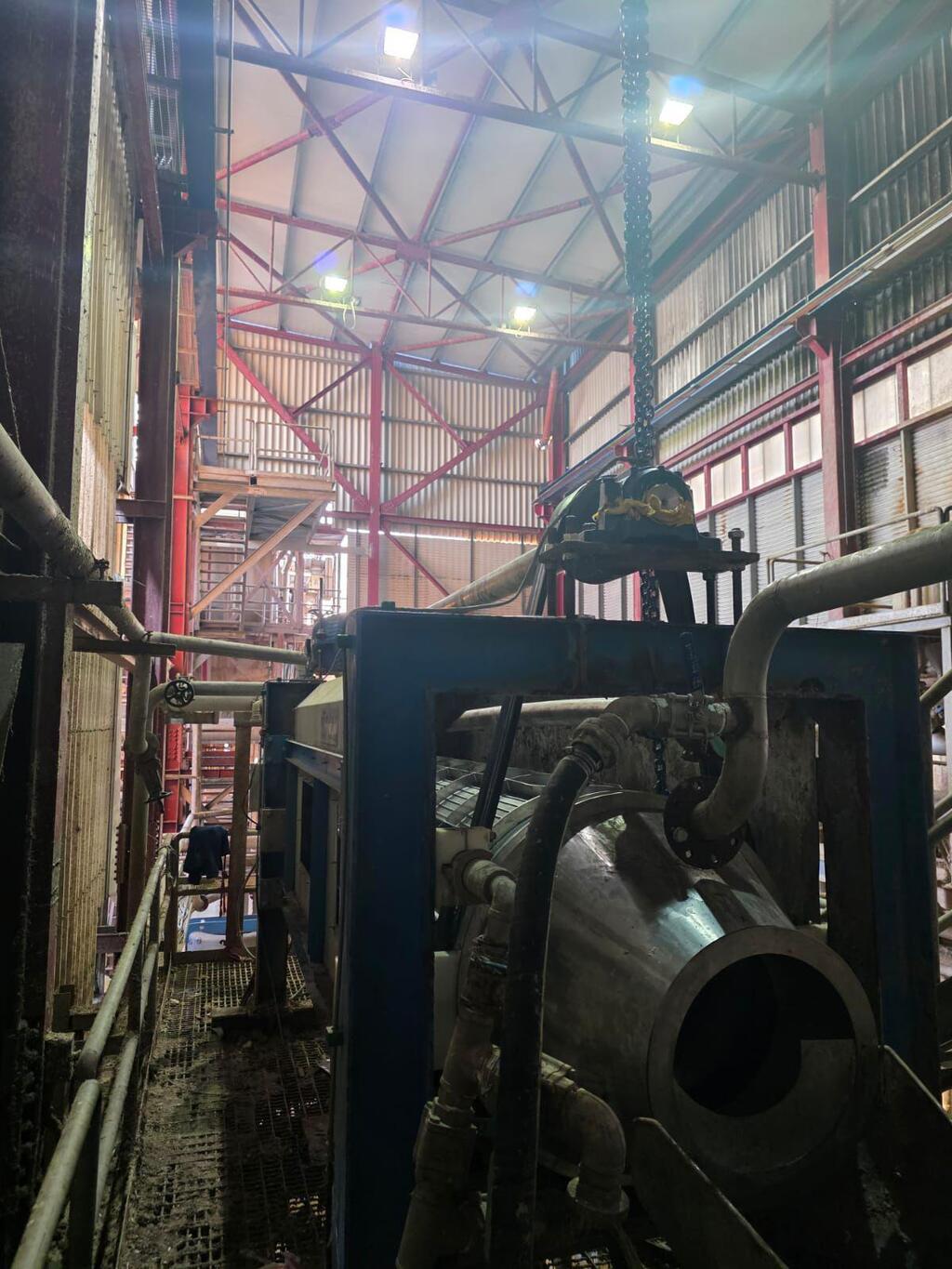 الخضيرة: إنقاذ عامل علق داخل آلة في مصنع