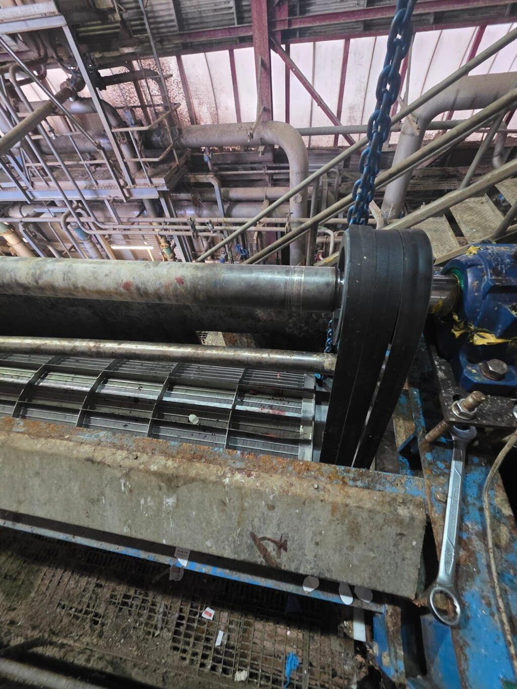 الخضيرة: إنقاذ عامل علق داخل آلة في مصنع