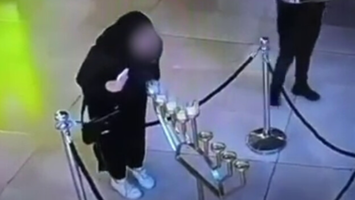 الشرطة تحقق مع فتاة من أم الفحم أطفأت شموع الحانوكا في تل أبيب