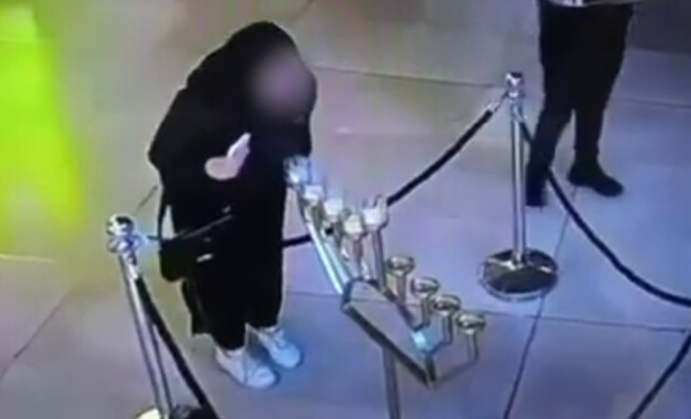 الشرطة تحقق مع فتاة من أم الفحم أطفأت شموع الحانوكا في تل أبيب