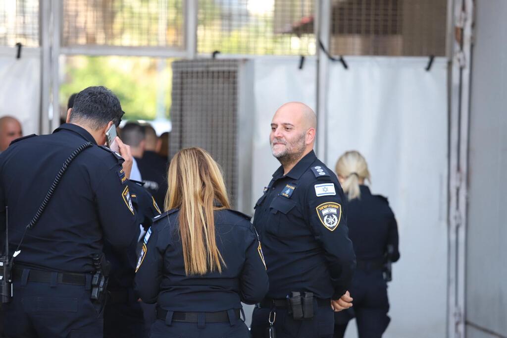 أفراد الشرطة في مباراة كرة قدم في تل أبيب