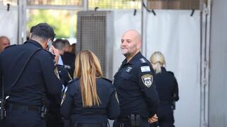 أفراد الشرطة في مباراة كرة قدم في تل أبيب