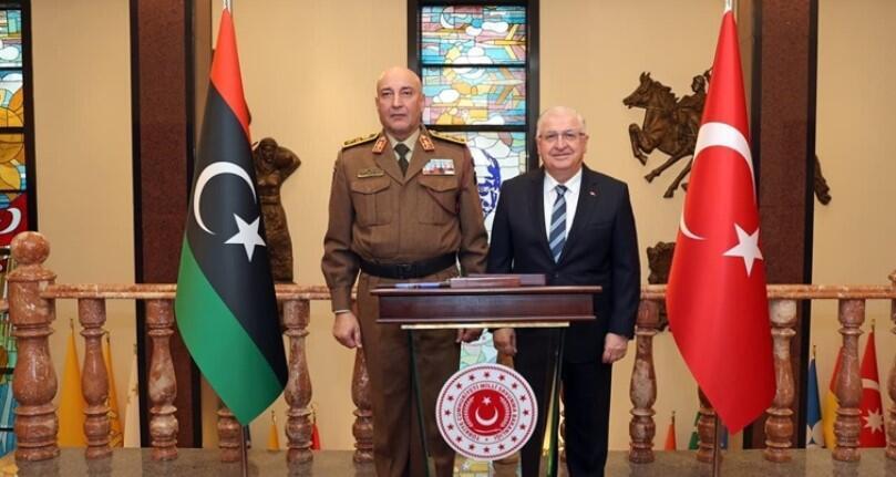 من لقاء  وزير الدفاع التركي يشار غول مع رئيس الأركان العامة الليبي محمد علي الحداد في العاصمة أنقرة اليوم الثلاثاء