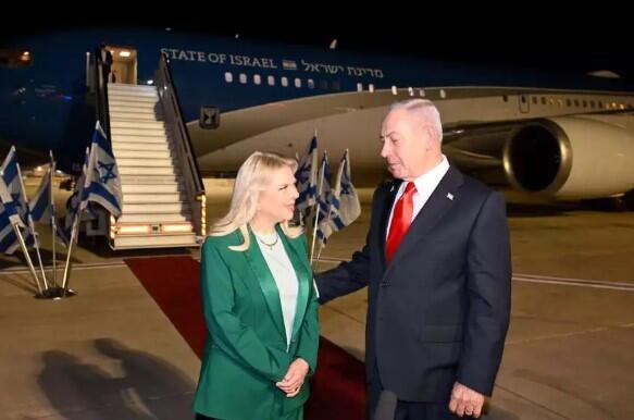 نتنياهو وزوجنه سارة في المطار قبل الانطلاق لرحلة الى الولايات المتحدة 