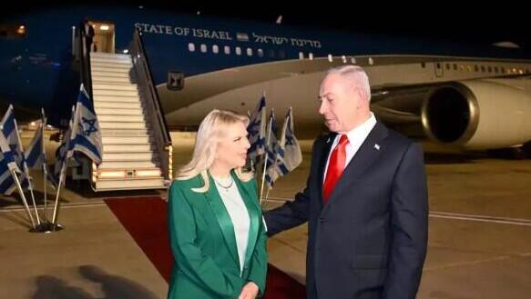 نتنياهو وزوجنه سارة في المطار قبل الانطلاق لرحلة الى الولايات المتحدة 