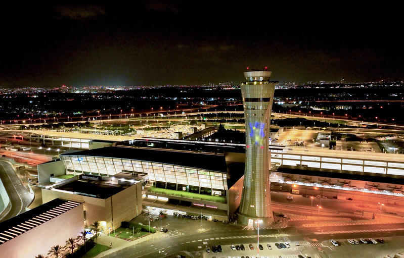 مطار بن غوريون ليلًا 