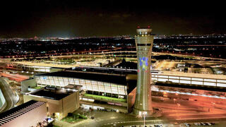 مطار بن غوريون ليلًا 