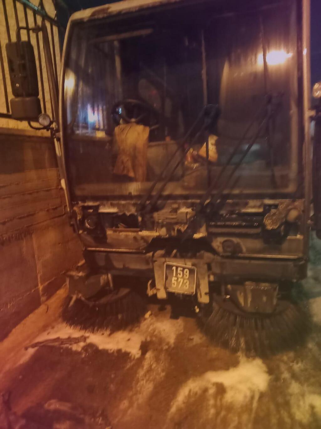 احراق سيارة تنظيف الشوارع في عرابة