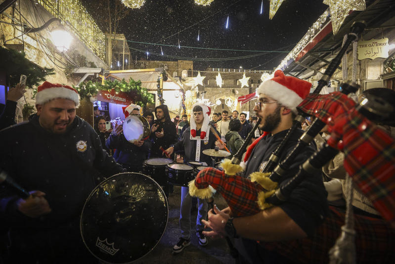 البلاد ترتدي حلّة الميلاد 