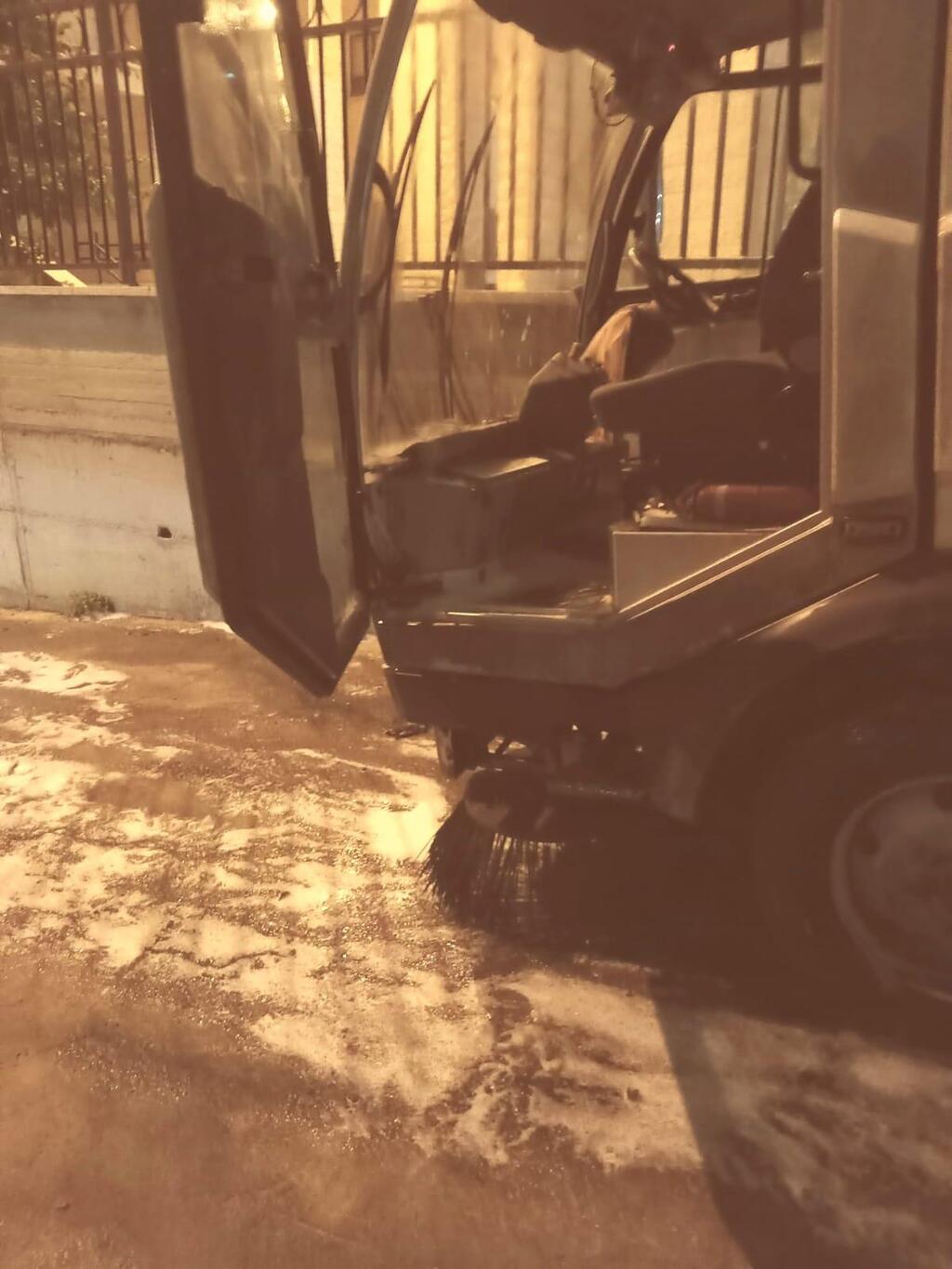 احراق سيارة تنظيف الشوارع في عرابة