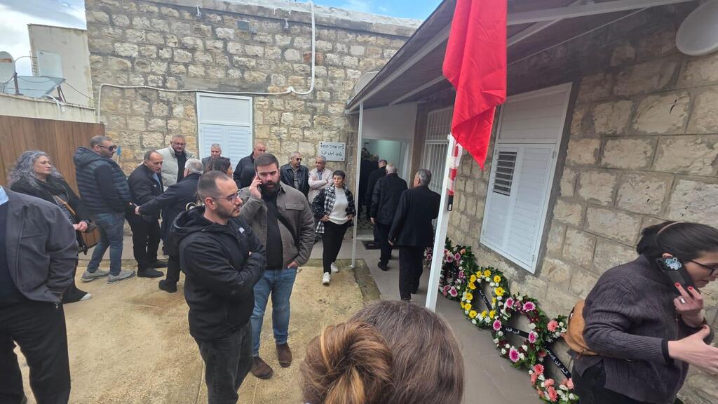 توافد المعزين الى نادي الحزب الشيوعي في حيبفا للمشاركة بجنازة الراحل عصام مخول