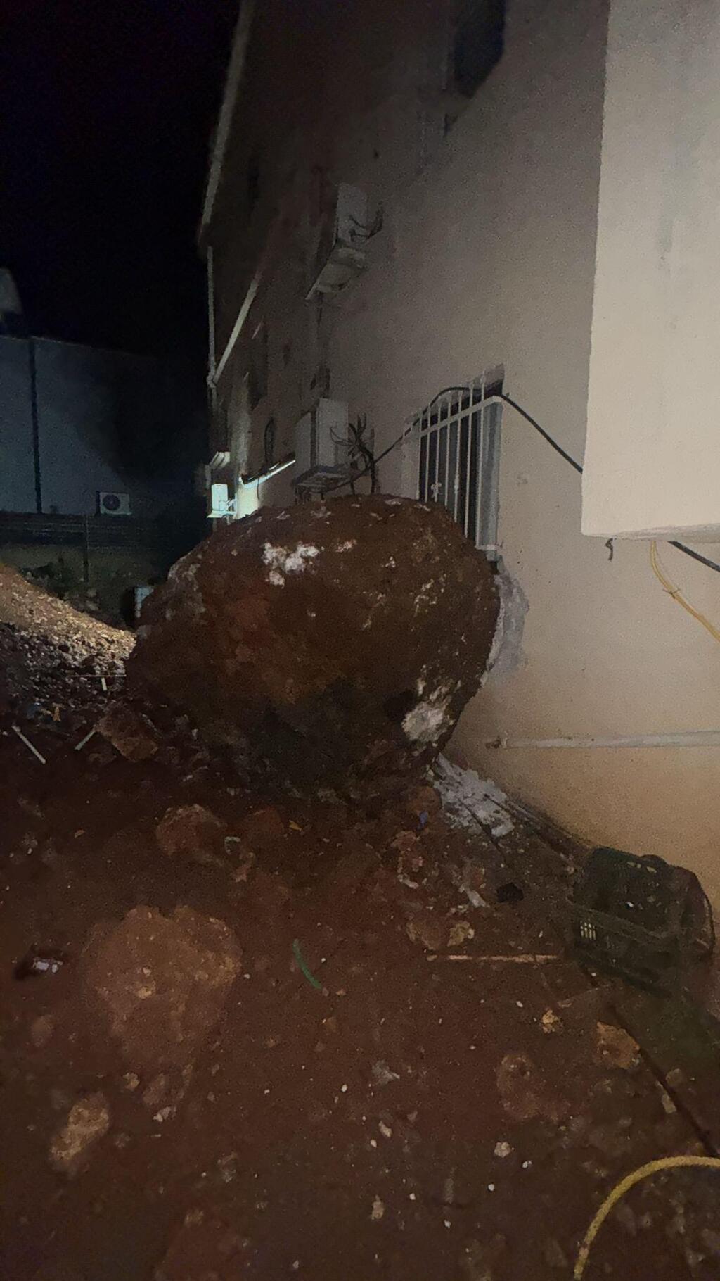 سقوط صخرة على منزل في مجد الكروم