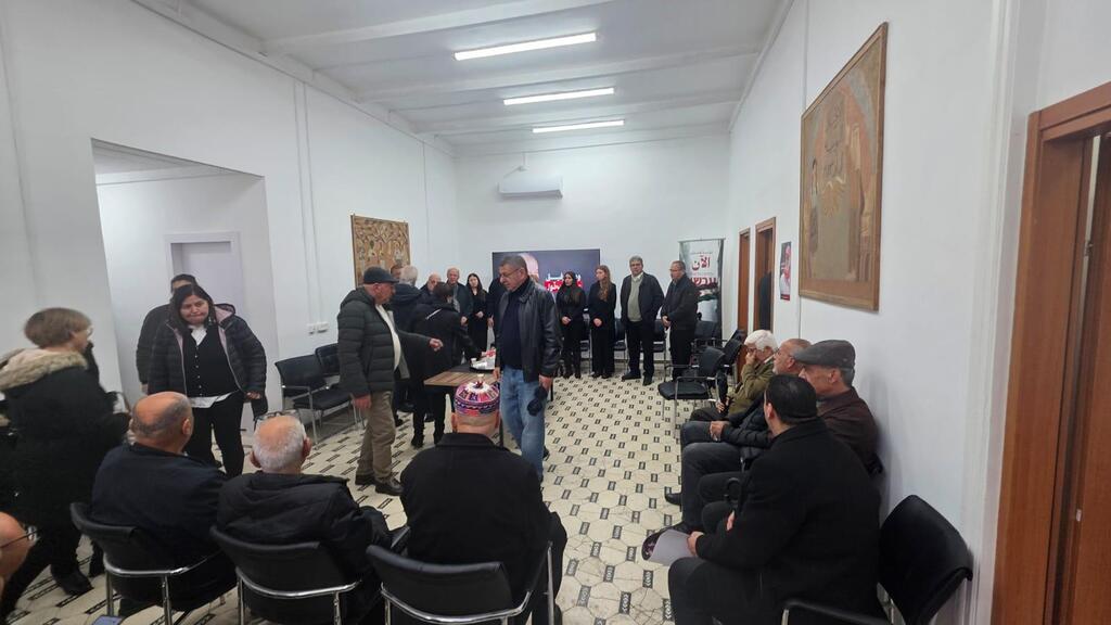 توافد المعزين الى نادي الحزب الشيوعي في حيبفا للمشاركة بجنازة الراحل عصام مخول