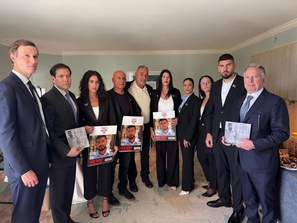 عائلة مختطف إسرائيلي ترافق نتنياهو إلى واشنطن لإقناع المسؤولين الأميركيين بعدم الانتقال للمرحلة الثانية قبل تسليم جثمانه