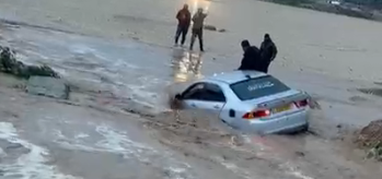 السيول تجرف شابًا بالقرب من ميتار