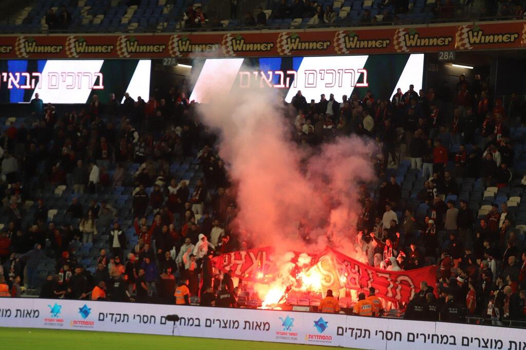 صورة توضيحية (راديو الناس) جمهور هبوعيل حيفا أقدم على حرق علم اولتراس سخنين خلال المباراة