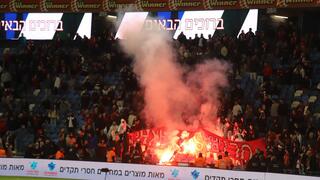 جمهور هبوعيل حيفا أقدم على حرق علم اولتراس سخنين خلال المباراة