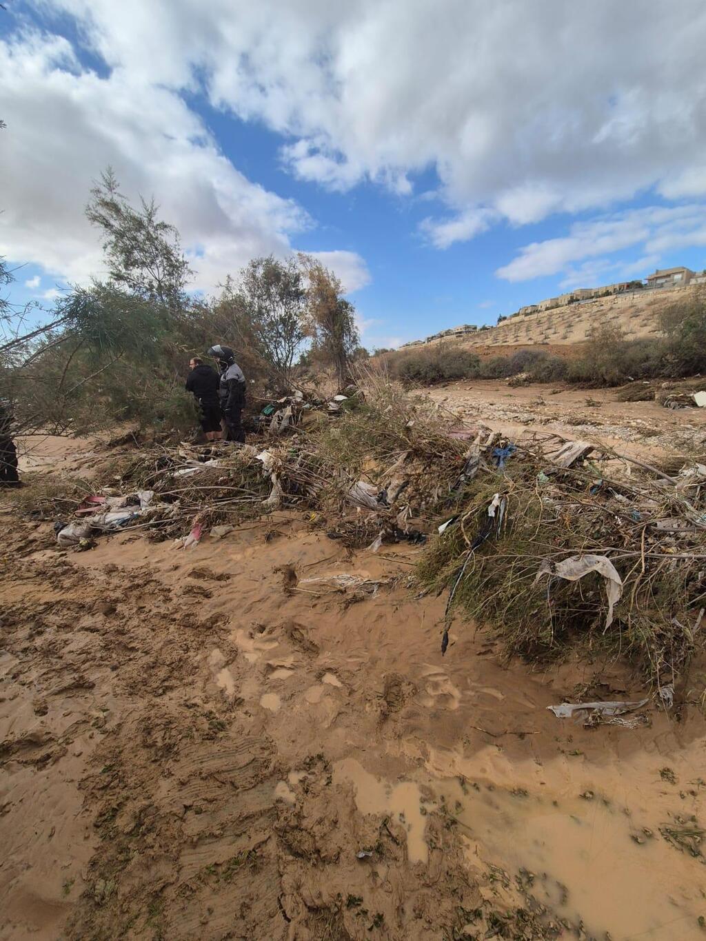 البحث عن شاب جرفته السيول