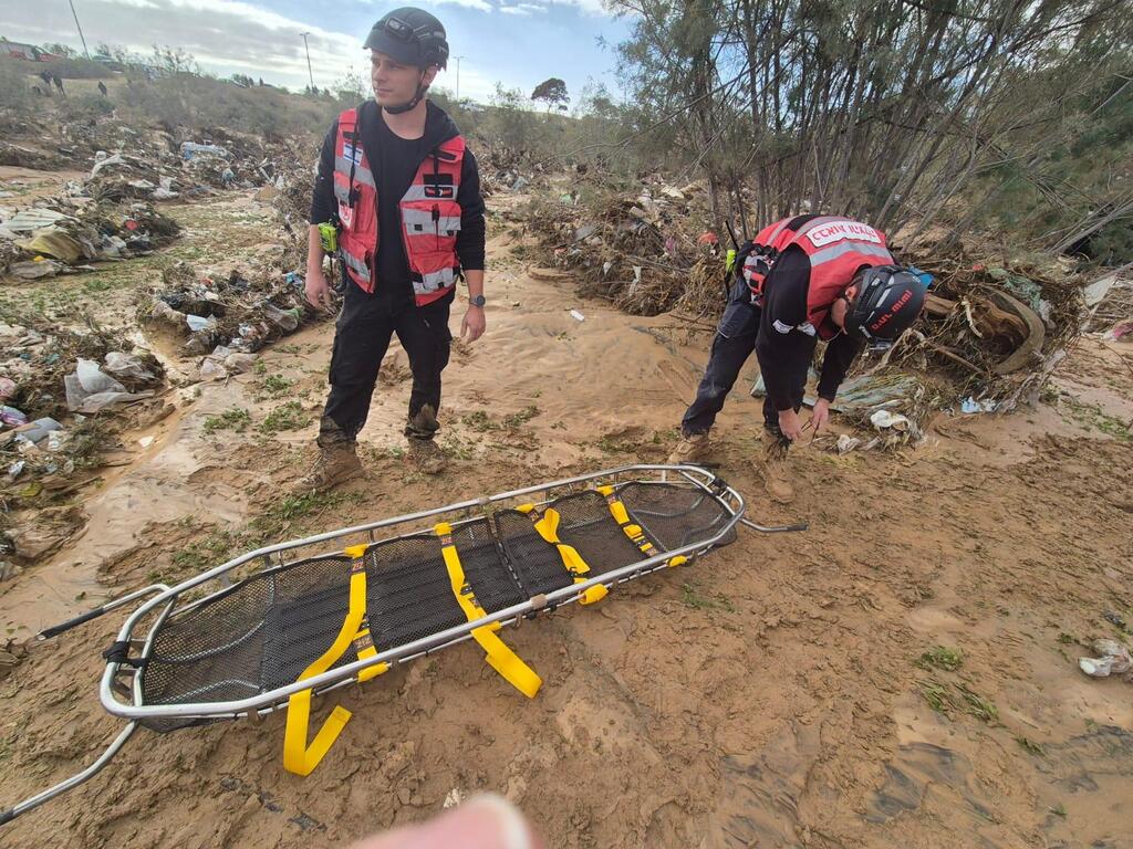 البحث عن شاب جرفته السيول