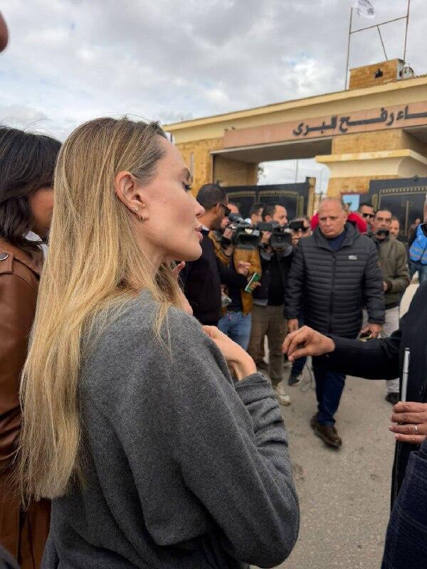 أنجلينا جولي تزور الجانب المصري من معبر رفح "في جولة إنسانية"