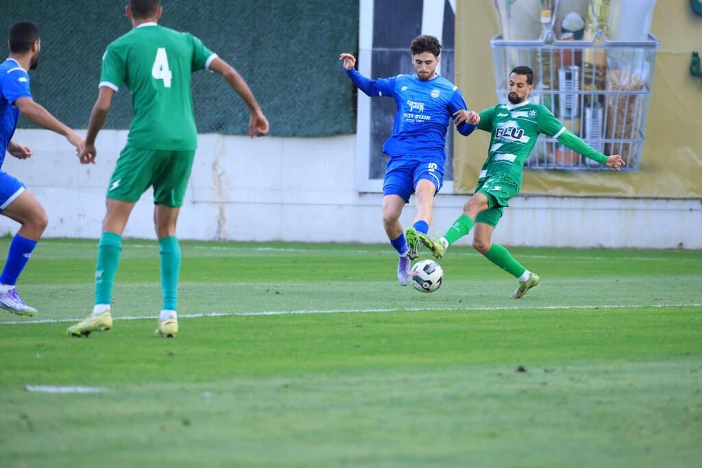 أخاء الناصرة يحلق بالصدارة بفوز مستحق على كرمئيل بثنائية نظيفة