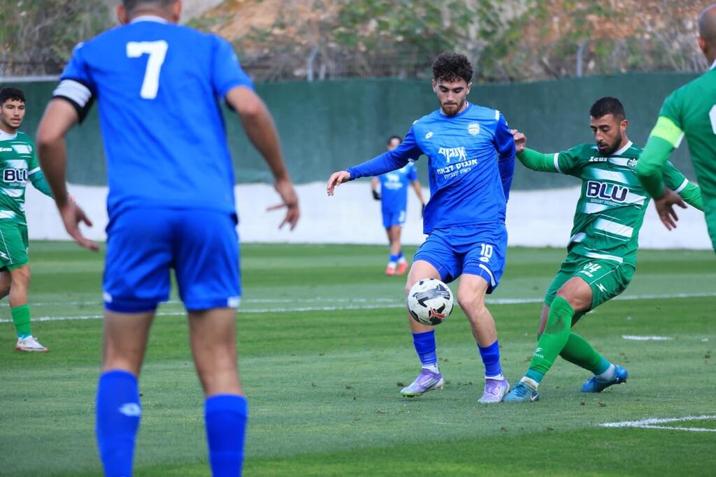 أخاء الناصرة يحلق بالصدارة بفوز مستحق على كرمئيل بثنائية نظيفة