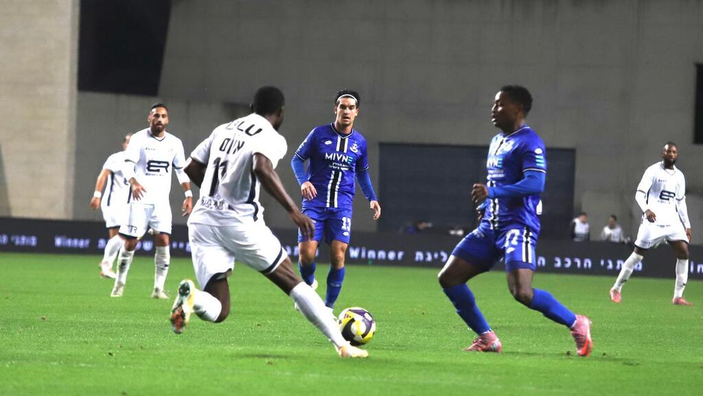 بيتح تكفا يفترس الرينة برباعية قاسية 4-1  