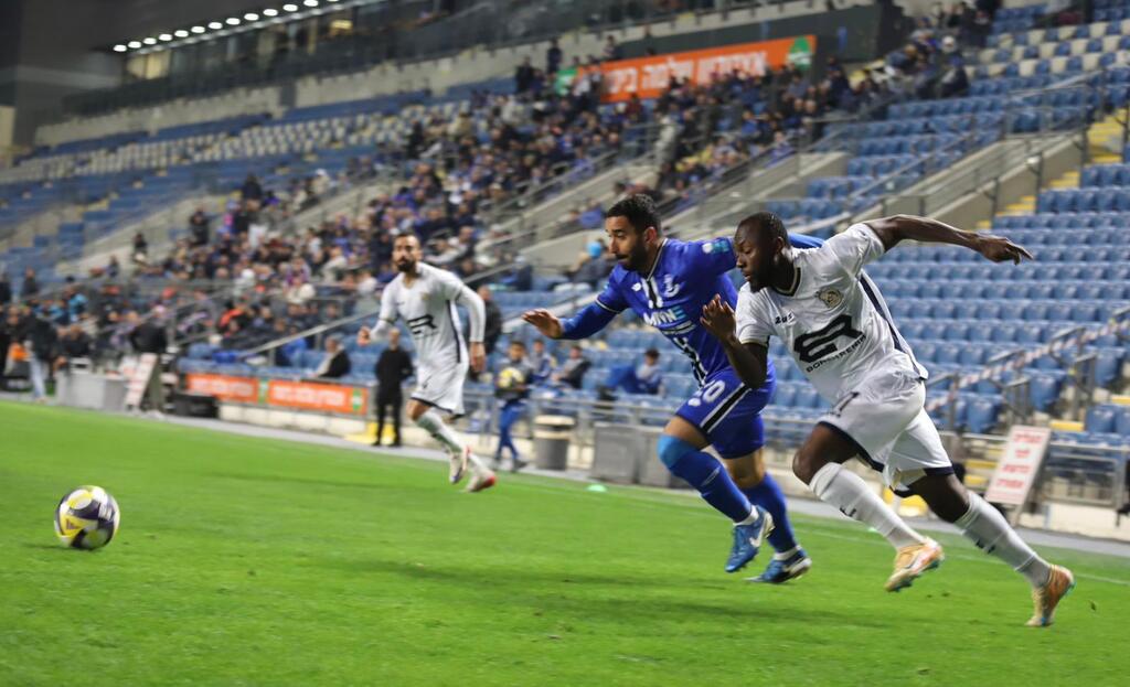 صور من مباراة هبوعيل بيتح تكفا ومكابي الرينة