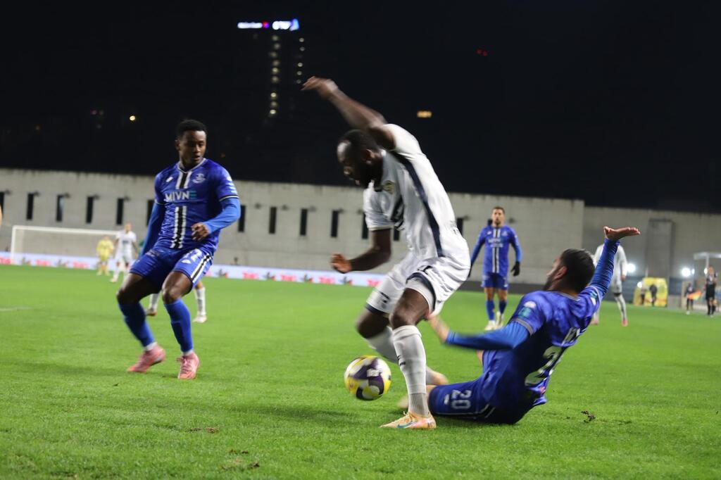 صور من مباراة هبوعيل بيتح تكفا ومكابي الرينة