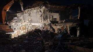 هدم منزله ذاتيًا تفاديًا لغرامات باهظة 