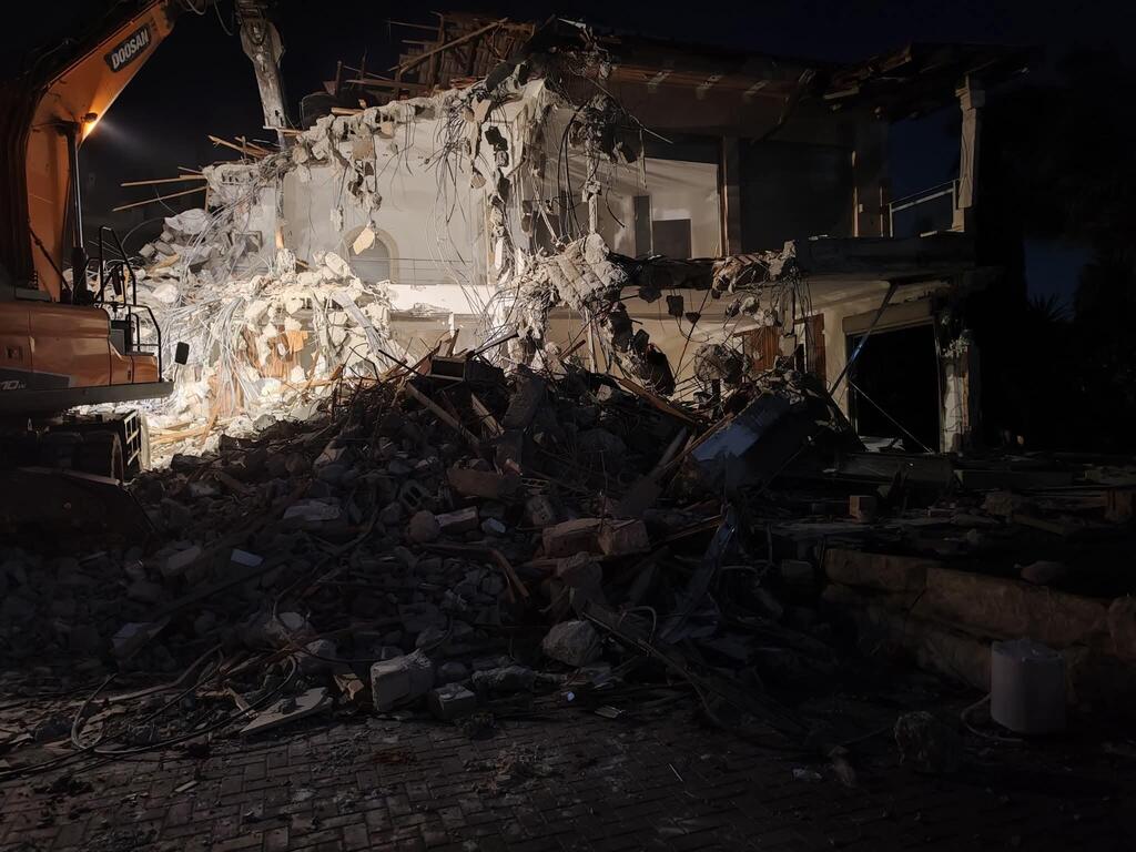 هدم منزله ذاتيًا تفاديًا لغرامات باهظة 