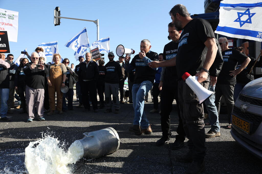 مزارعون ومربو أبقار يحتجون في عدة مفارق طرق احتجاجًا على إصلاحات الحليب (فلاش 90) مزارعون ومربو أبقار يحتجون في عدة مفارق طرق احتجاجًا على إصلاحات الحليب