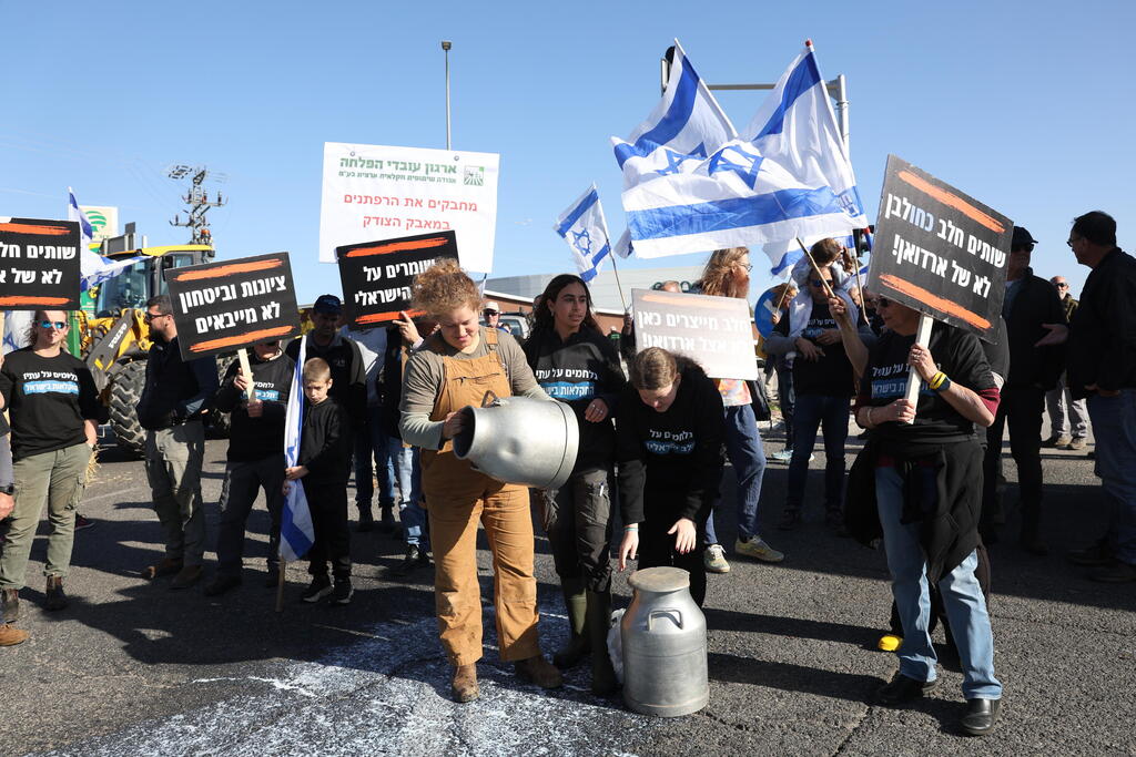 مزارعون ومربو أبقار يحتجون في عدة مفارق طرق احتجاجًا على إصلاحات الحليب (فلاش 90) مزارعون ومربو أبقار يحتجون في عدة مفارق طرق احتجاجًا على إصلاحات الحليب