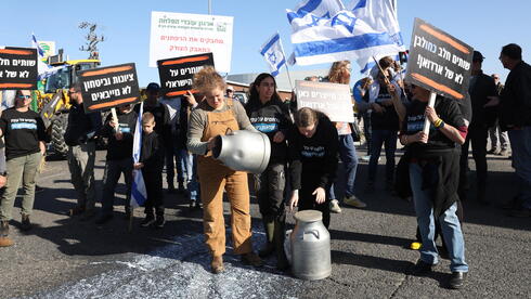 مزارعون ومربو أبقار يحتجون في عدة مفارق طرق احتجاجًا على إصلاحات الحليب