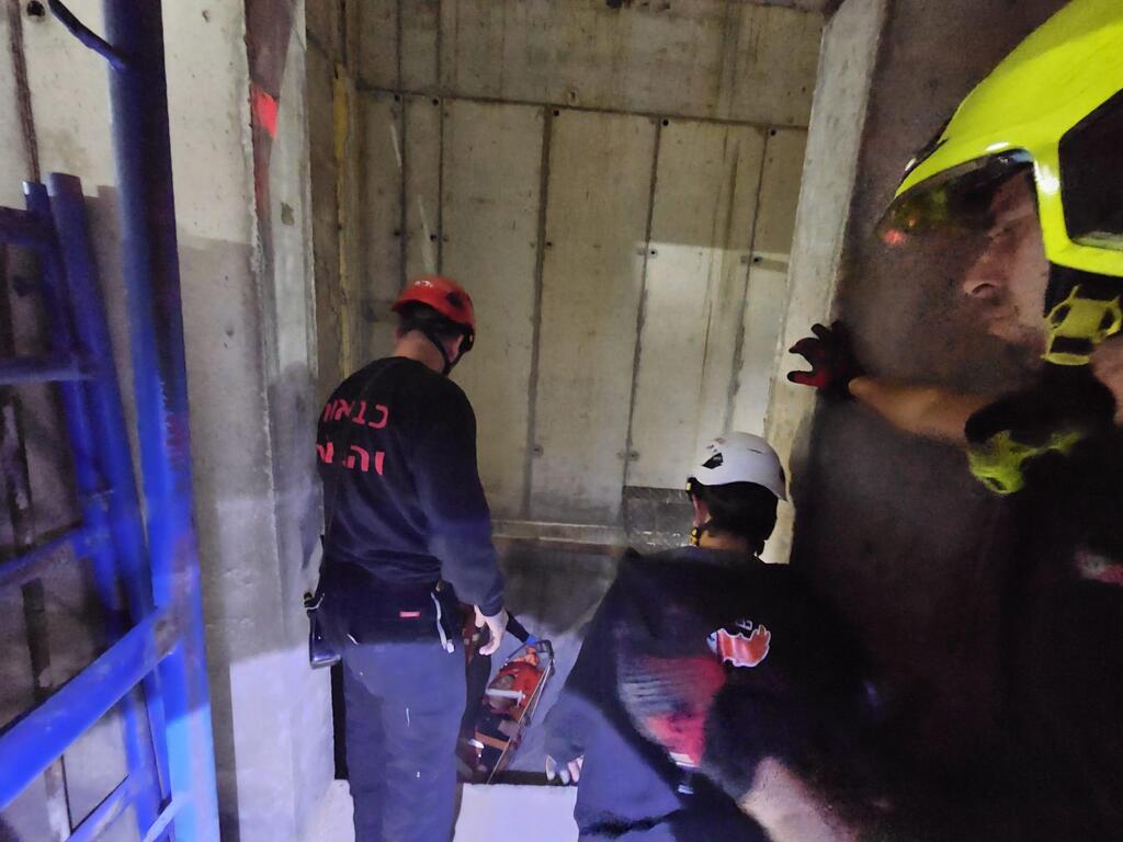 القدس: إصابة متوسطة لعامل إثر سقوطه من ارتفاع