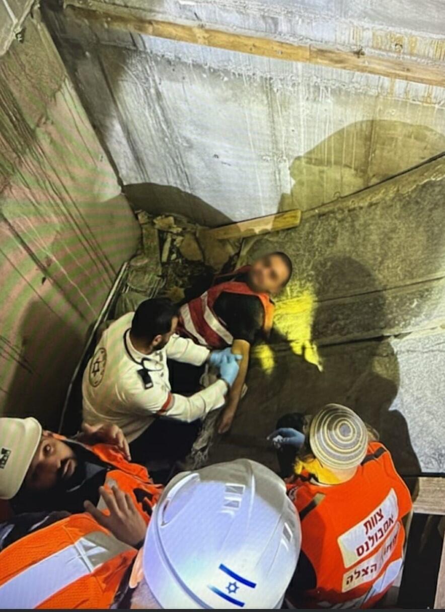 القدس: إصابة عامل إثر سقوطه من ارتفاع