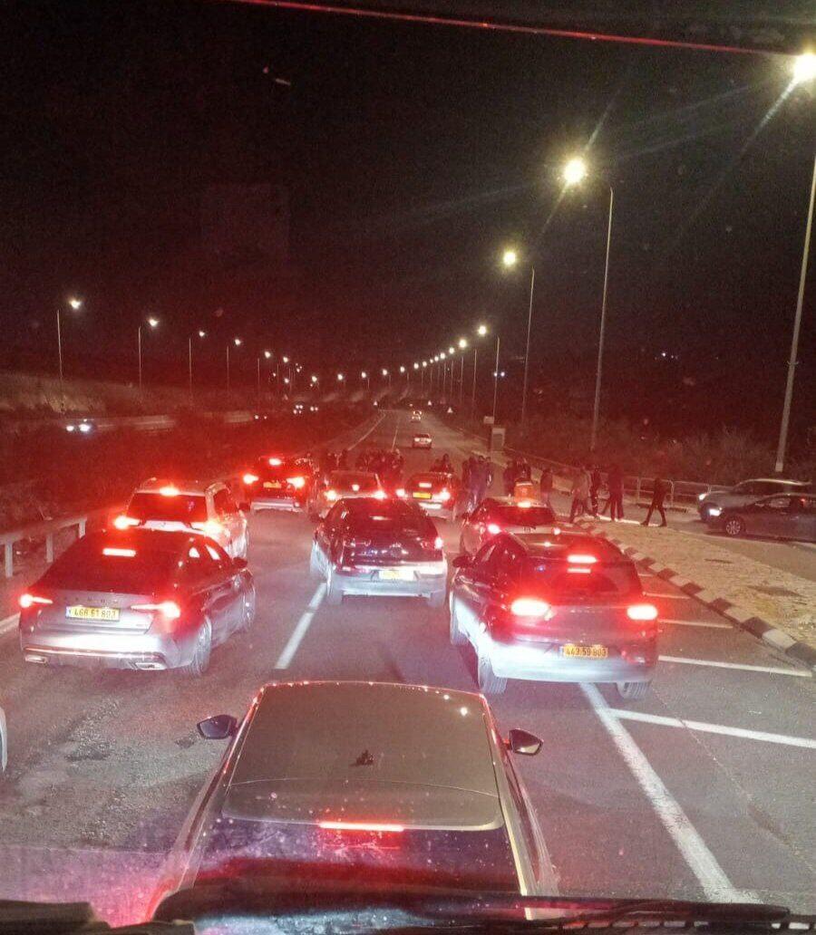 أهالي بير المكسور يخرجون بمظاهرة غاضبة ويغلقون شارع 79 احتجاجا على جريمة القتل الثلاثية