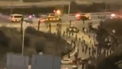 الشرطة تقمع متظاهرين خرجوا غضبا على تفشي الجريمة وأغلقوا شارع 79