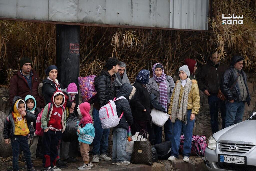 : خروج الأهالي من حي الشيخ مقصود في مدينة حلب عبر ممر العوارض الإنساني