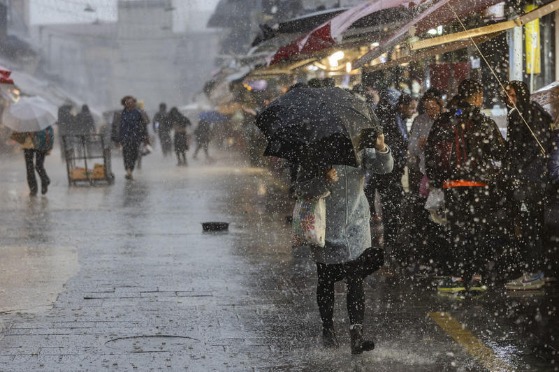 عاصفة على الأبواب