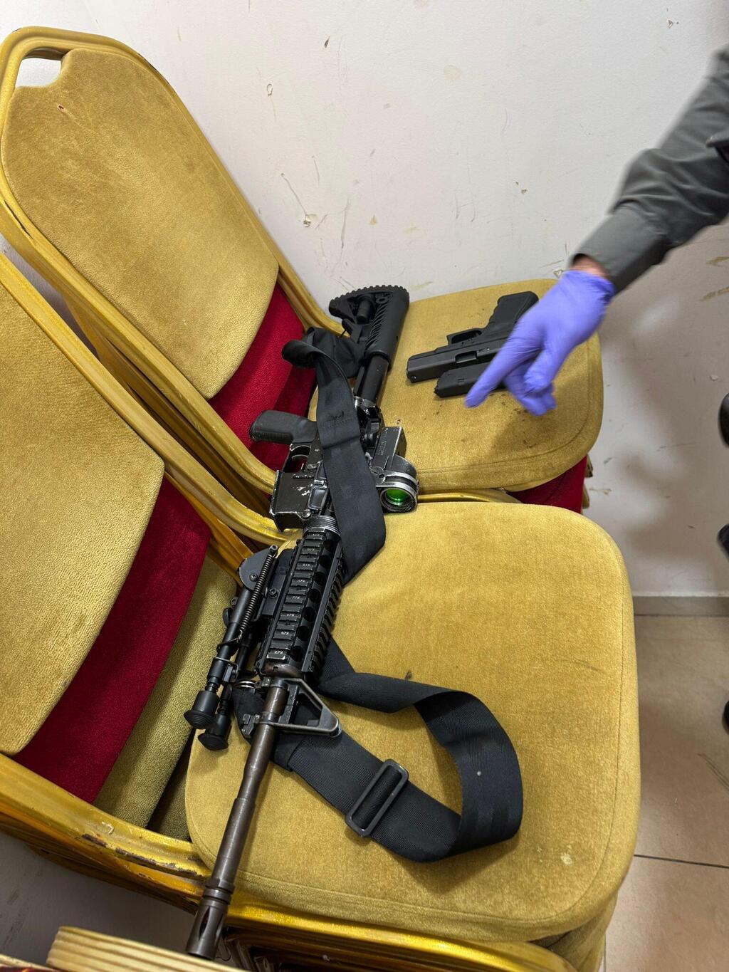 الشرطة تداهم قاعة أفراح في العيزرية وتصادر أسلحة نارية وتعتقل ستة مشتبهين