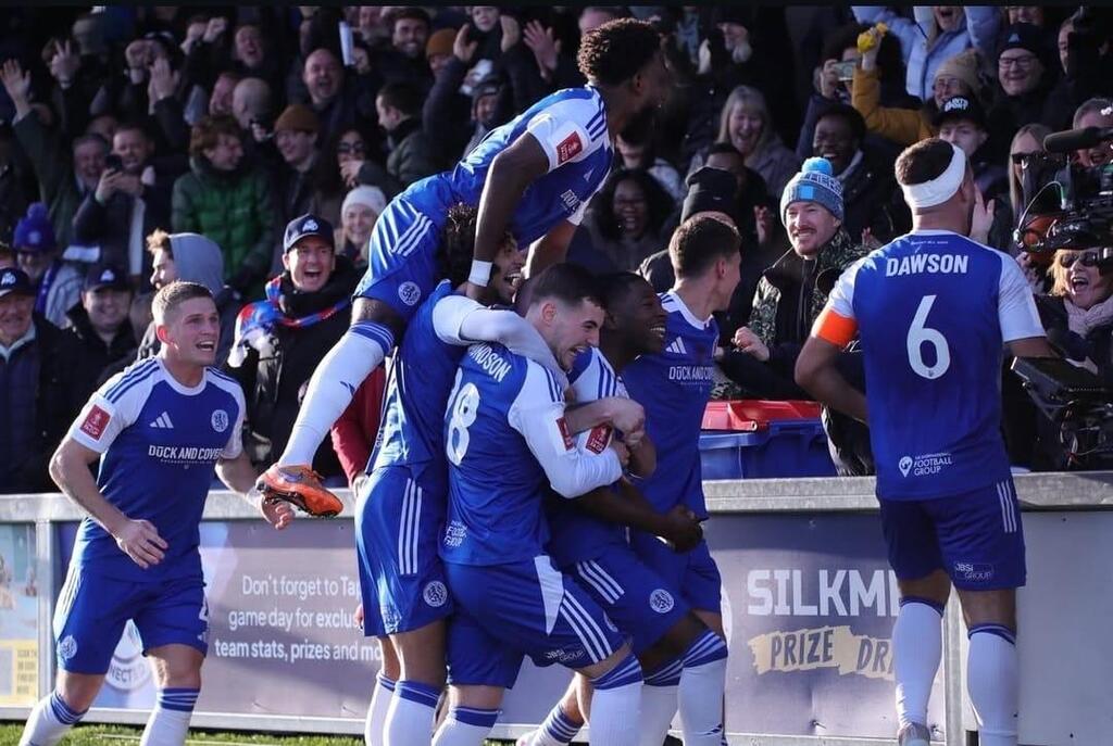 ماكلسفيلد المغمور يُقصي حامل اللقب كريستال بالاس (نادي ماكلسفيلد ) ماكلسفيلد المغمور يُقصي حامل اللقب كريستال بالاس