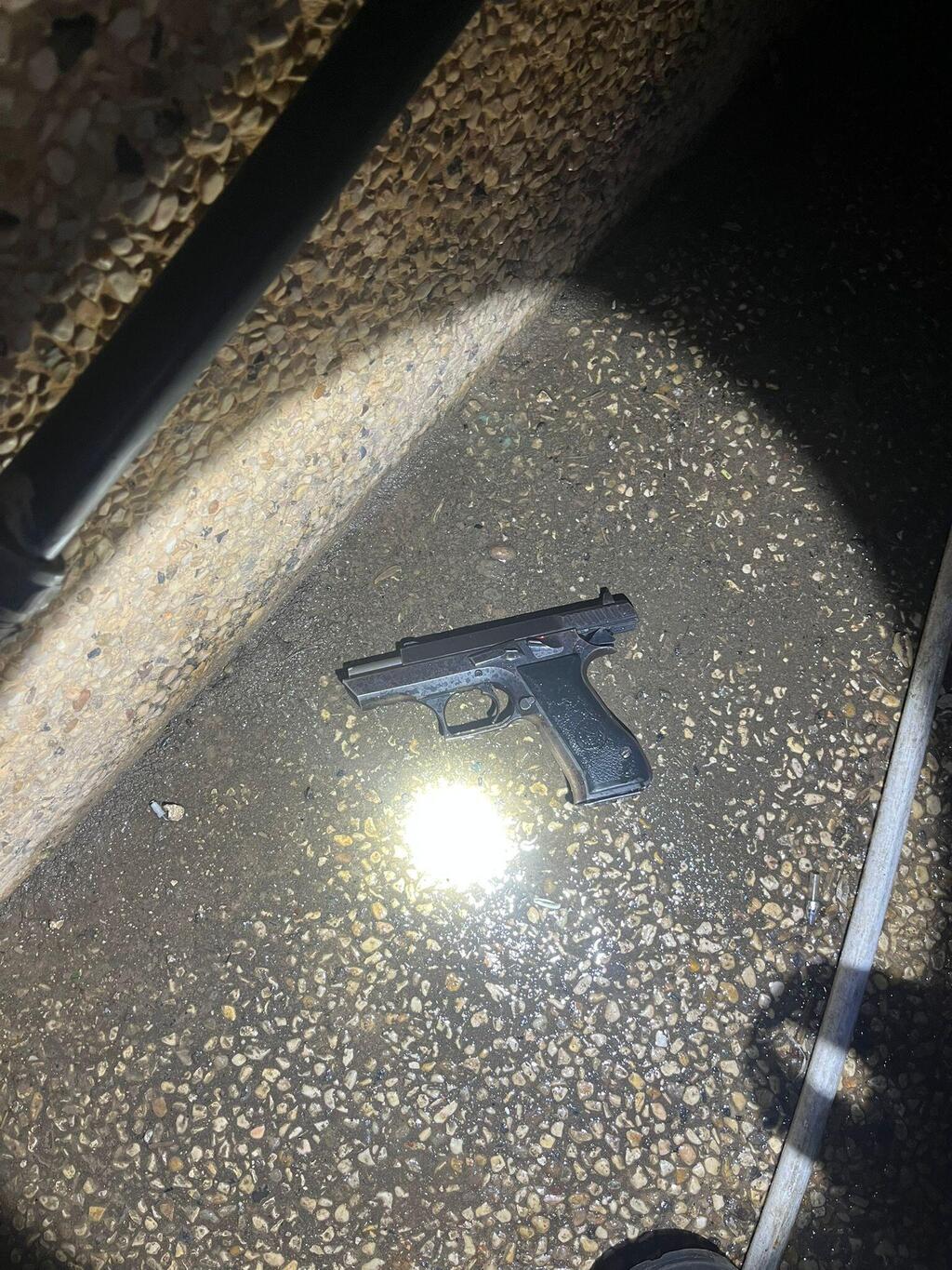 الشرطة تداهم قاعة أفراح في العيزرية وتصادر أسلحة نارية وتعتقل ستة مشتبهين