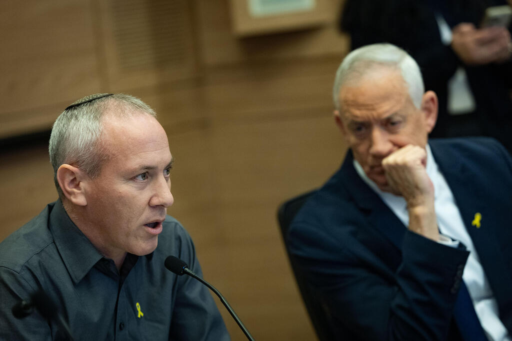 بيني غانتس الى جانب حيلي طروبر