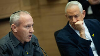 بيني غانتس الى جانب حيلي طروبر