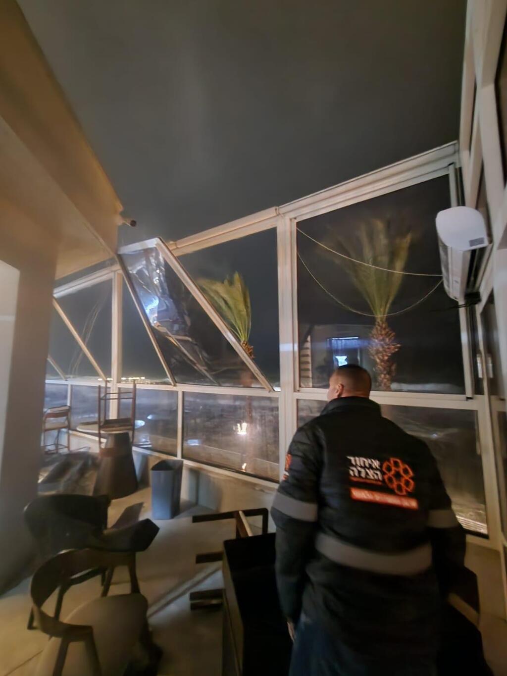 انهيار نوافذ مطعم في نهاريا بسبب أحوال الطقس يتسبب بإصابة شابتين في العشرينيات بجروح طفيفة