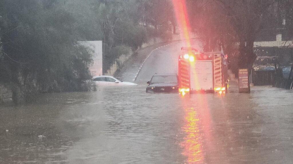 تخليص عالقين نتيجة الأمطار في أبو غوش